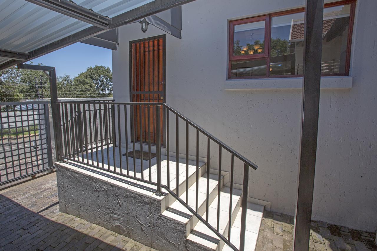 Spacious Garden Cottage 요하네스버그 외부 사진