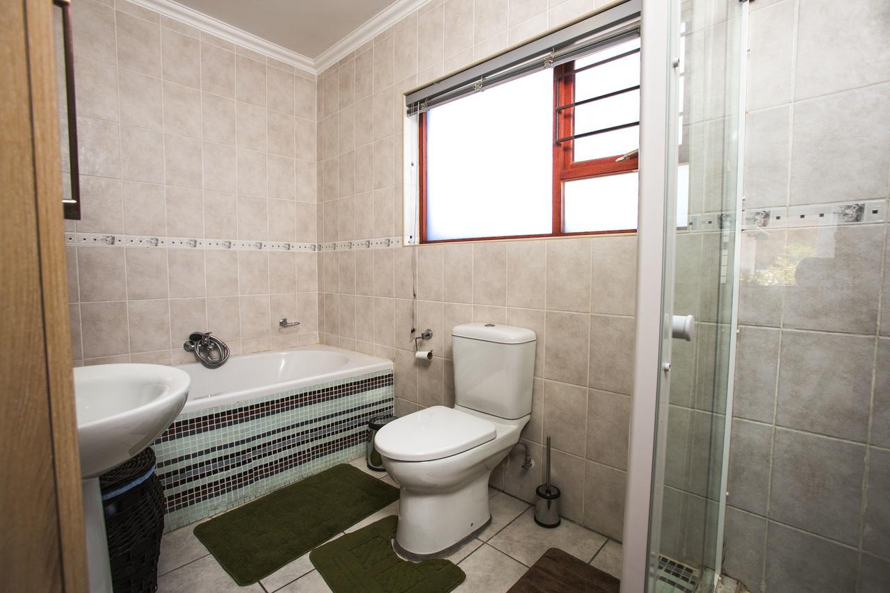 Spacious Garden Cottage 요하네스버그 외부 사진