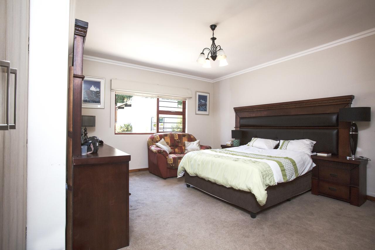 Spacious Garden Cottage 요하네스버그 외부 사진